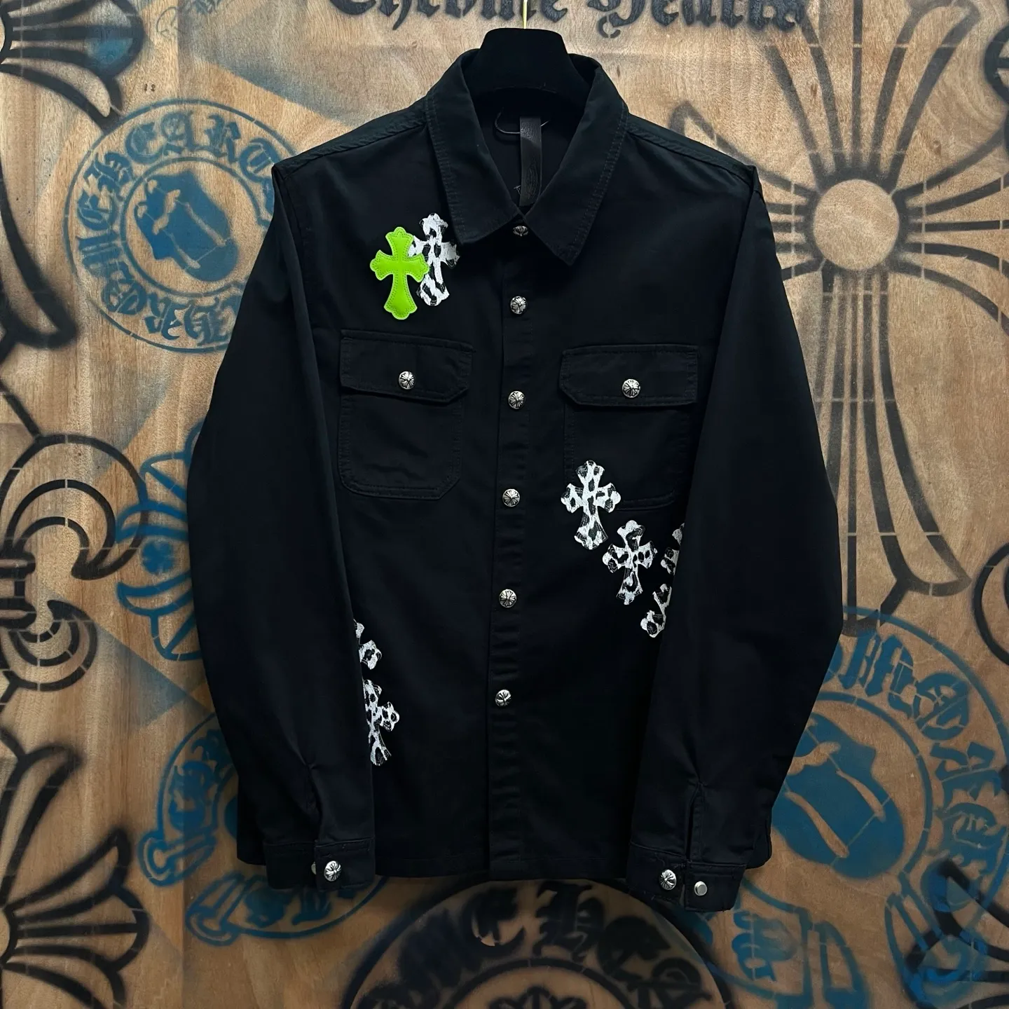 P610 Wang Zha has a new one! Heavy 15.5oz! Kill all market versions instantly! The price has bottomed out. Chrome Hearts Haute Couture Chrome Hearts patchwork leather denim jacket. The choice of high-grade twill denim custom-made fabrics is very important. It distinguishes the low version and wrong version of all pure black denim fabrics on the market. The cross patchwork leather is all imitation lambskin. All dyeing is completely restored without color difference. The inner leather label is first-layer calfskin. All hardware is 925 silver plated. It distinguishes all versions on the market. There is no better casual comparison in the market. Same style for men and women S-XL